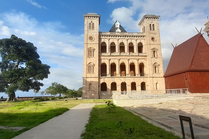 Antananarivo: Lemurs Park & City Tour - Meeting and Pickup Details