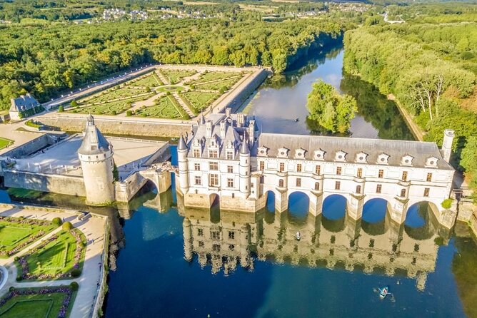 Chenonceau Castle: Private Guided Walking Tour - Meeting and Pickup