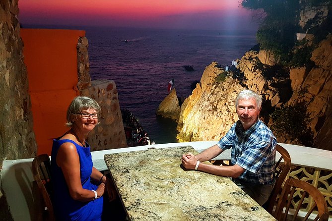 Deluxe Cliff Divers+Sunset Exhibition Bynight W/Different Options - Dining and Show Details