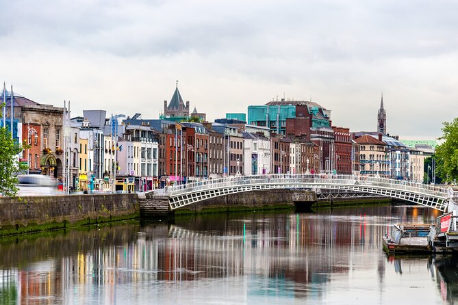 Dublin Old Town: Famous Pubs Exploration Game and Tour - Tour Format and Features