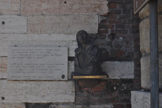 Excursion in Verona. - Visiting Juliets Balcony