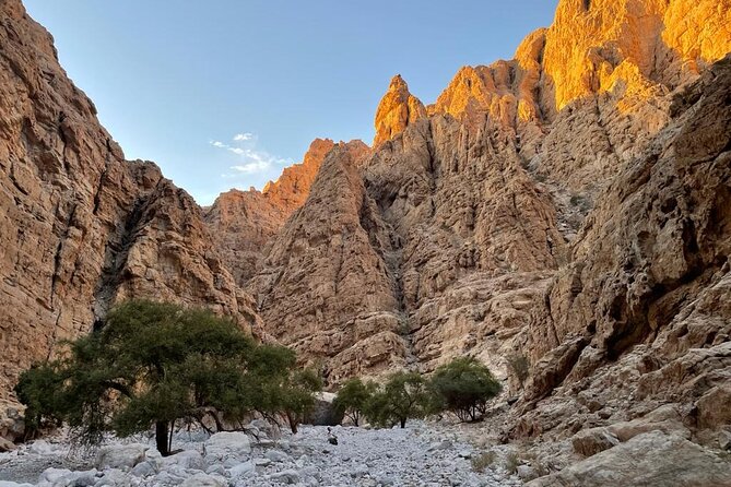 Hike to Red Wall Sherry and Sanat Village in Wadi Naqab - Inclusion Details
