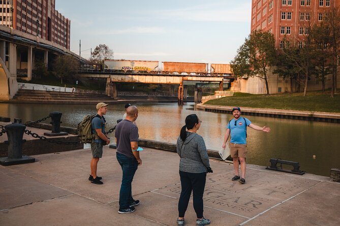 Howdy H-Town Street Art & Small Bar Tour - Complimentary Drinks and Lively Atmosphere