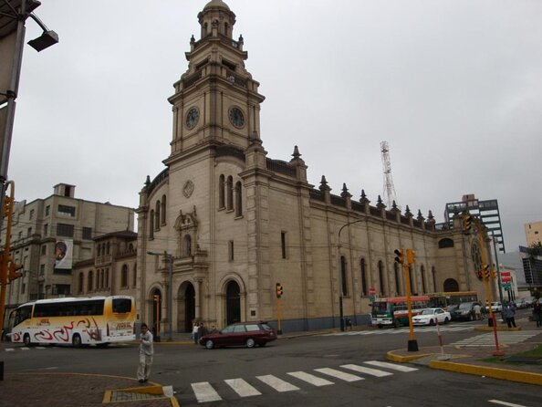 Lima Urban Bike Tour in Miraflores and San Isidro - Discovering Miraflores and San Isidro