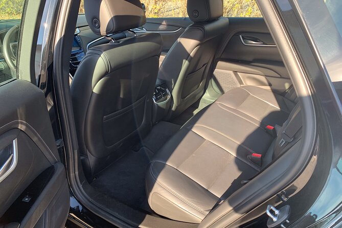 Montreal Airport to Mont-Tremblant Private Transfer Sedan 3 Passengers Maximum - Schedule and Availability