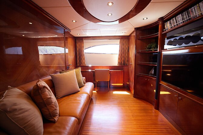 Number Juan 100ft Yacht Azimut Rental - Meeting and Pickup