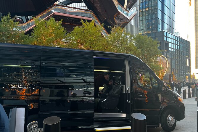 NYC Christmas Lights Tour by Limousine (Manhattan/ Dyker Heights) - Tour Features