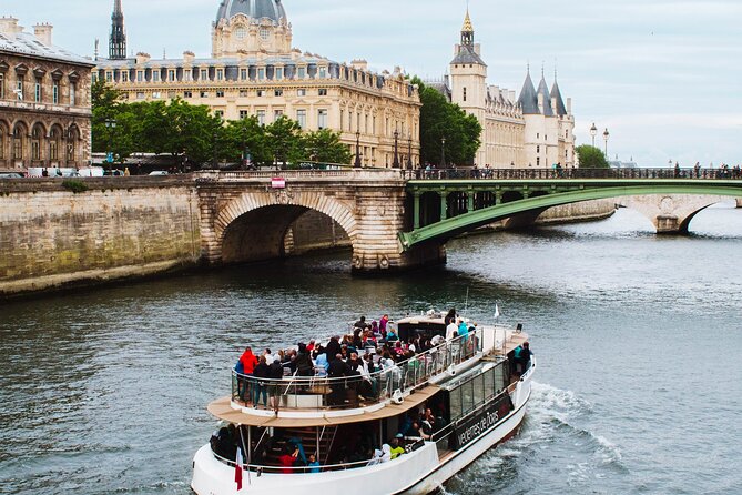 Paris - One Hour Seine River Cruise With Recorded Commentary - Cruise Experience Overview