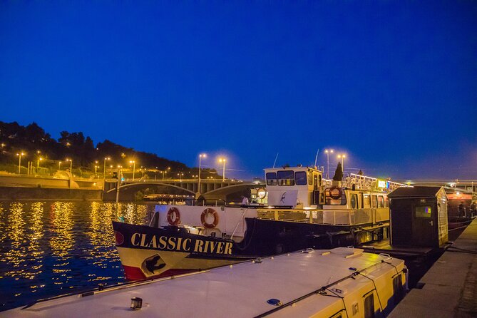 Prague: Sightseeing Boat Cruise With Buffet Dinner - Dining and Beverage Options