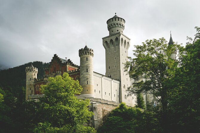 Private Van Tour to Royal Castle of Neuschwanstein From Munich - Pickup and Accessibility
