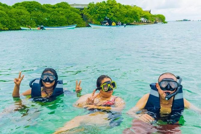 Tour Rosario Islands More Plankton - Navigating the Caribbean Waters