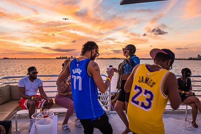 Ultimate Party in Miami : Boat Party, Party Bus & Nightclub - Ultimate Nightlife Package