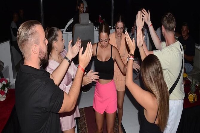 Yacht Cruise With Dinner & Oriental Show - Entertainment Features
