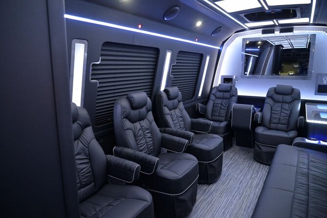 Departure Transfer Montreal to Montreal Airport by Limos or Bus - Limo MKT Lincoln Option