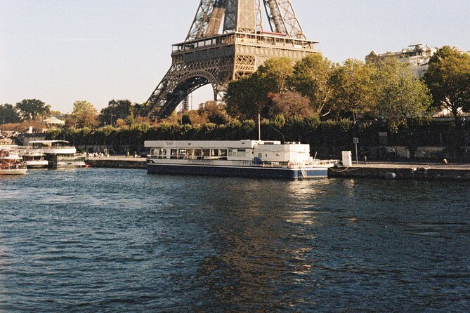 Paris One Hour Seine River Cruise With Recorded Commentary - Exploring the Seine River Attractions