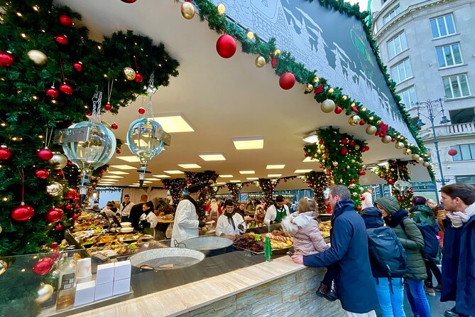 Private Budapest Christmas Market Tour With Chimney Cake & Mulled Wine - Guided Tour of Historic Landmarks