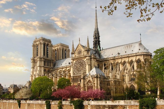 Private Electric Bike Across the Paris Wonders (Night ) - Exploring the City Landmarks