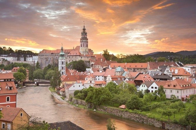 Private One-Way Sightseeing Transfer From Prague to Vienna via Cesky Krumlov - Experience Overview