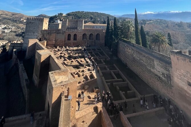 Private Tour Alhambra of Granada With Julián Giménez - Meeting and End Point