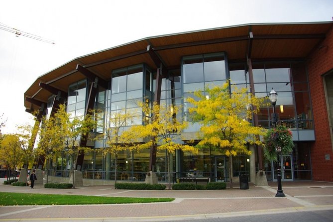 Self-Guided Kelowna Scavenger Hunt: Art By The Lake - Photo Challenges and Riddles
