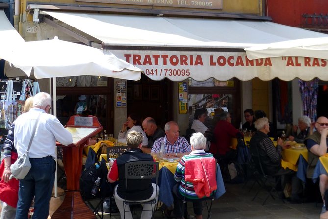 Venice: Boat Tour to Murano, Burano and Torcello With Fish Lunch - Discovering Burano