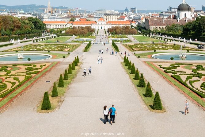 Christmas at Belvedere: Private Tour of the Upper Palace & Market - Navigating the Tour Experience