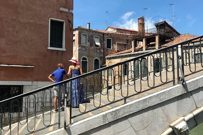 Discover Secrets and Hidden Gems of Venice With a Local: Sightseeing Small Group - Navigating Venices Silent Canals
