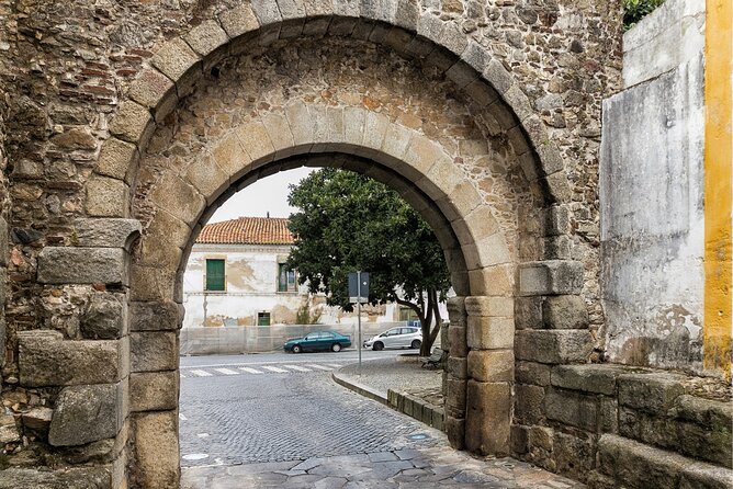Évora Scavenger Hunt and Sights Self-Guided Tour - Exploring Évoras Landmarks