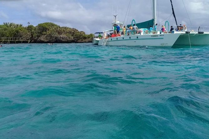 Guided Boat Tour & Snorkeling at Roatan With Pickup - Getting to the Tour