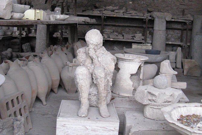 Pompeii Small Group With an Archaeologist - Skip the Line - Exploring the Preserved Ruins