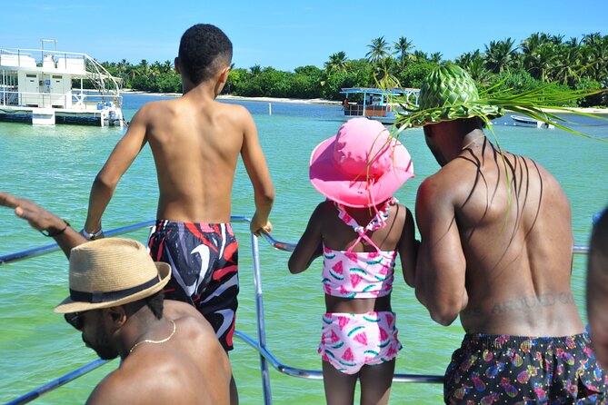 Punta Cana: Catamaran Tour, Reef Snorkeling and Unlimited Drinks! - Group Size