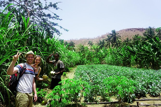 Santiago Island: Banana Plantation, Natural Park & Workshop With a Local Family - Meeting the Local Family