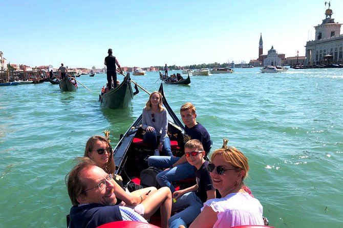 Skip the Line: Morning Venice Gondola Ride, Walking Tour & St Marks Basilica - Guided Commentary and Languages