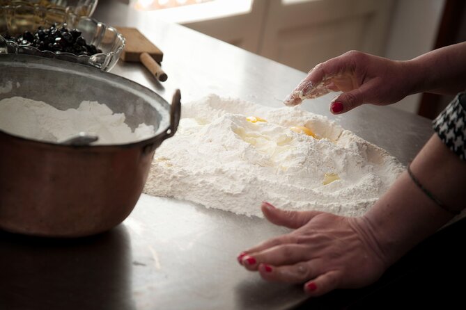 Traditional Neapolitan Cooking Class - Welcoming Hosts and Atmosphere