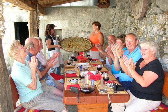 Village Life With Bobo - Group Size and Accessibility