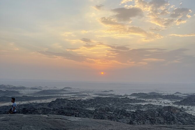 4 Hours Charming Moon Valley Hike Experience in Jeddah - Experiencing Guided Commentary