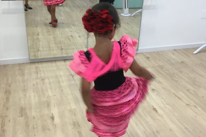 45 Minutes Flamenco Dance Class for Family in Malaga - Family-Friendly Experience