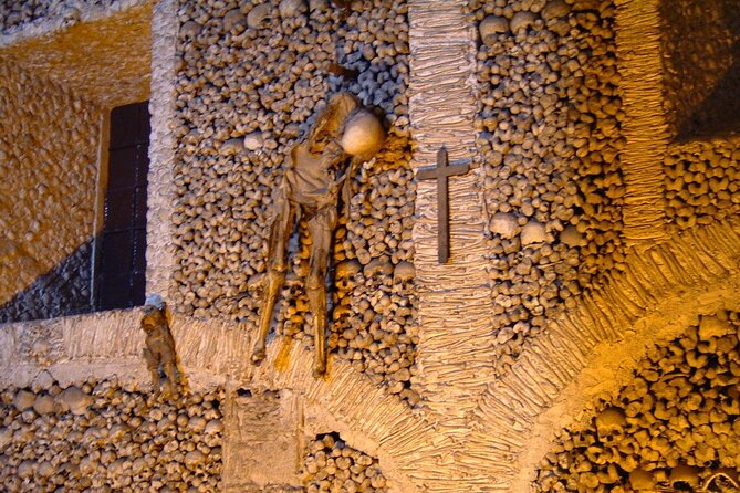 Algarve to Lisbon With Stop at Évora, Bones Chapel and Cork Factory - Arriving in Lisbon
