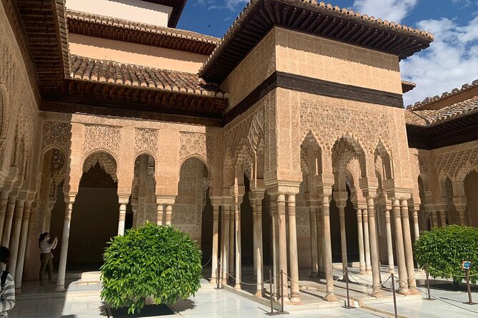 Alhambra: Complete Guided Tour With Nasrid Palaces Tickets - Accessibility Information