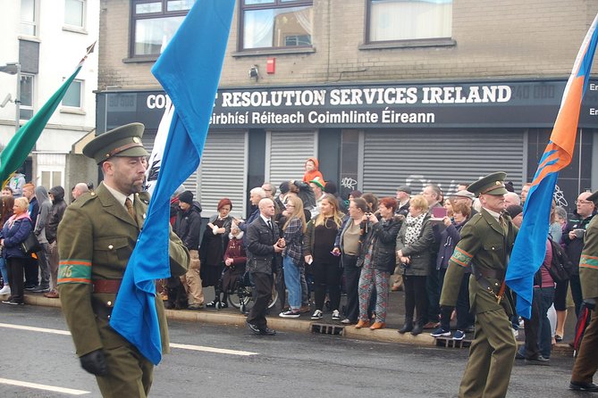 Belfast Political Mural Private Black Taxi Tour - Personalized Stories and Narratives