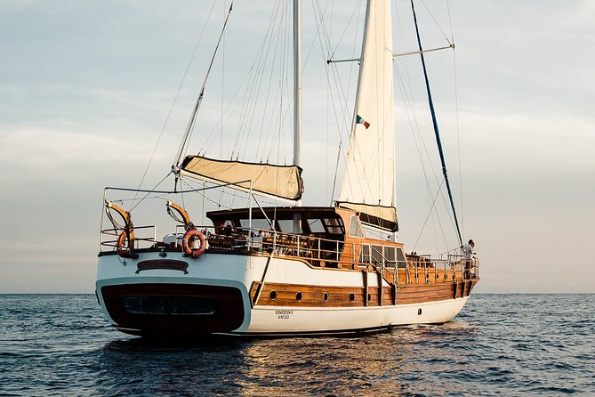 Cabo San Lucas Luxury Sailing Yacht and Dinner With a Chef - Menu and Dining Experience