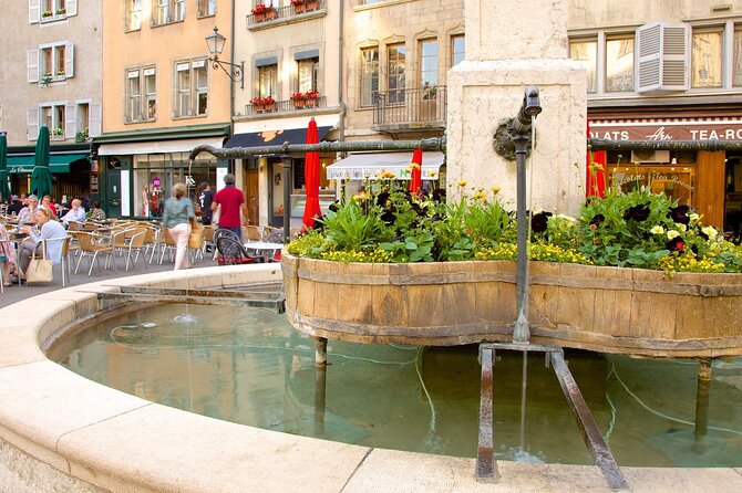 Geneva: Sightseeing of Top Places Tour Electric Tuktuk 1H Tour - Knowledgeable and Friendly Guides