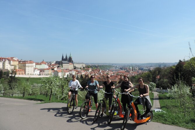 Live-Guided E-Scooter Tour of the Old Town of Prague, 60 Min - Group Size and Accessibility