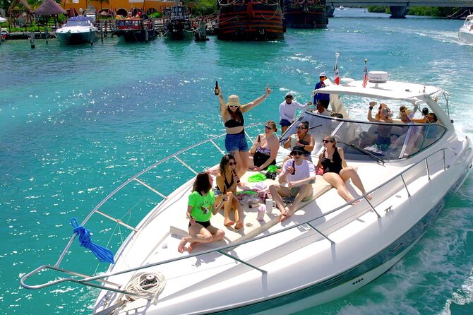 Private Premium Yacht 46FT Rental in Cancún - Crew and Service Quality