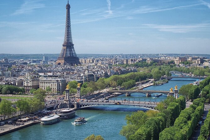 Seine River Cruise With Commentary 1 Hour - Accessibility and Dress Code