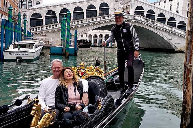 Walking Tour and Enchanting Gondola Journey in Venice - Capacity and Policies