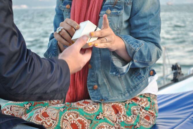 Cascais Romantic Private 2h Cruise With Sparkling Wine - Inclusions and Amenities
