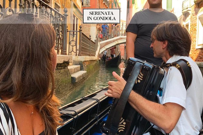 Grand Canal Gondola Serenade With Your Carnival Mask - Accessibility Considerations