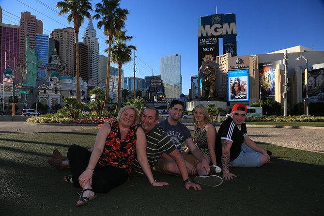 Las Vegas Photo Tour by Luxurious Vehicle - Capturing Iconic Moments