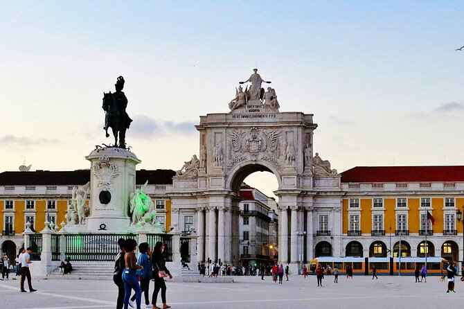 Lisbon to Porto With Stops Óbidos-Nazaré-Fátima-Coimbra-Aveiro - Tour Highlights